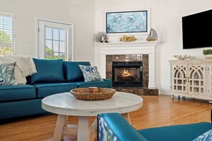 TV, fireplace, offices - Steps Away-FREE GolfCart Til Mar1-FirePit-GameRoom (Destin)