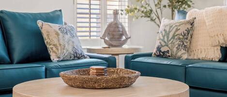 Télévision, cheminée, espaces bureaux