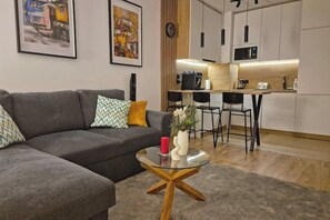 Smart TV, chimenea, tenis de mesa y libros 