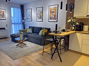 Smart TV, chimenea, tenis de mesa y libros 