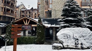 Un hôtel doté d’une façade en pierre, de nombreux balcons et d’une enseigne indiquant la réception.