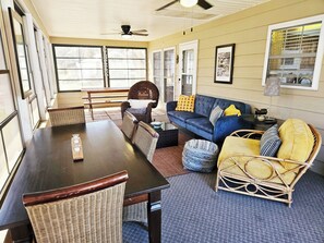 Interior - On Deep Creek! Charming 2-bedroom house in Bryson City with WiFi and AC (Bryson City)