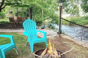 Outdoor dining - On Deep Creek! Charming 2-bedroom house in Bryson City with WiFi and AC (Bryson City)