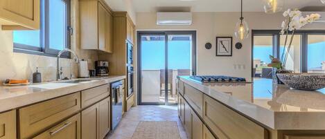 Kühlschrank, Mikrowelle, Herdplatte, Geschirrspüler