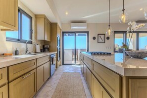 Geladeira, micro-ondas, cooktop, lava-louças