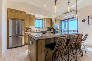 Kühlschrank, Mikrowelle, Herdplatte, Geschirrspüler