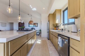 Geladeira, micro-ondas, cooktop, lava-louças