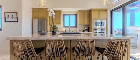 Refrigerador, microondas, parrilla de estufa y lavavajillas