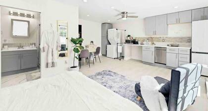 *Full Guest | Luxury Modern Home * Pets Welcome!*