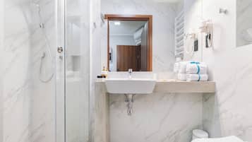 Dusche, Haartrockner, Hausschuhe, Handtücher