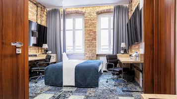 Deluxe Double Room, City View | 1 bedroom, in-room safe, blackout curtains, soundproofing