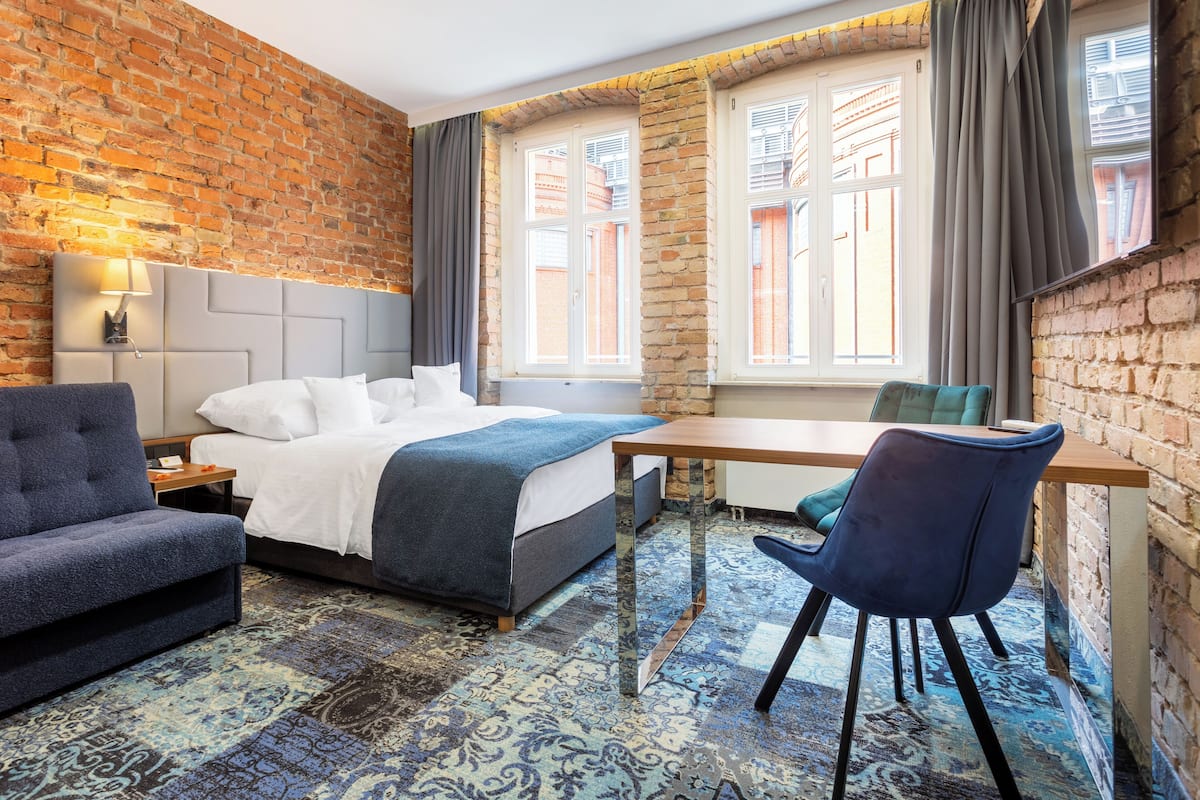 Appartement Luxe, vue ville | 1 chambre, coffres-forts dans les chambres, rideaux occultants