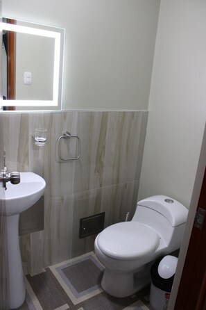 Shower, towels, soap, toilet paper - Cieza Hostel - Chiclayo Peru (Chiclayo)