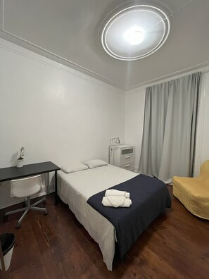 5 Schlafzimmer, Schreibtisch, Bügeleisen/Bügelbrett, Reisekinderbett