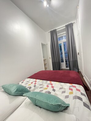 5 soverom, skrivebord, strykejern/-brett og reiseseng for barn