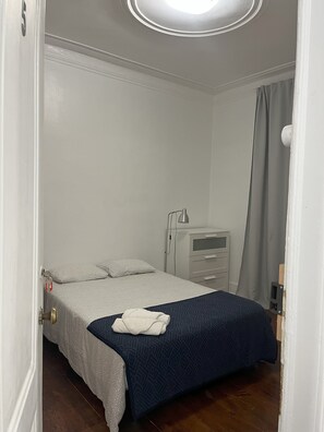 5 chambres, bureau, fer et planche à repasser, lit parapluie