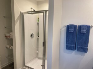 Dusche, Haartrockner, Handtücher, Seife