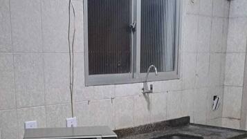 Apartamento básico, vista para a cidade | Cozinha privada