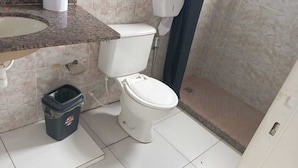 Departamento básico, vista a la ciudad | Baño