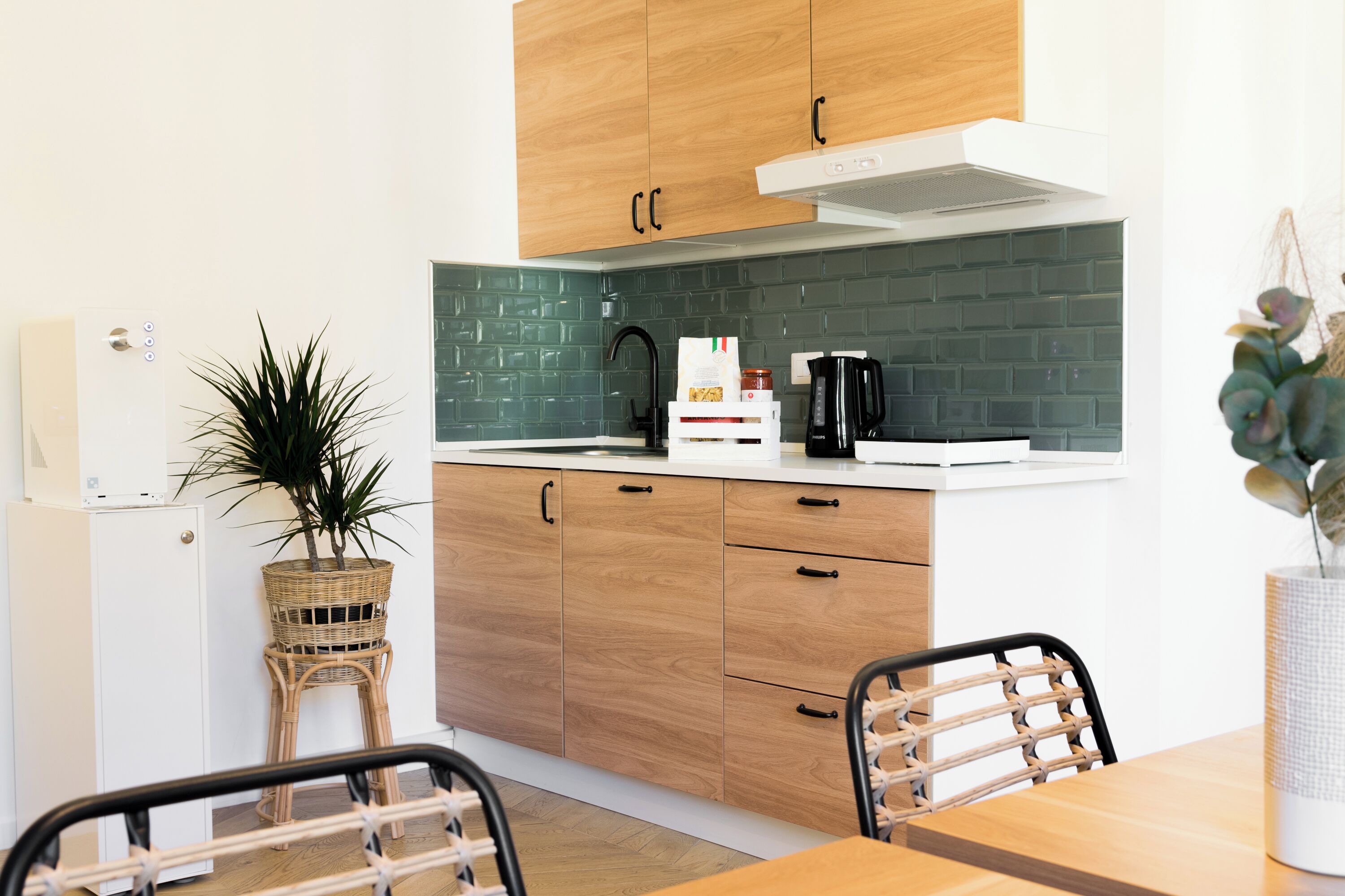 Mini-Kühlschrank, Mikrowelle, Espressomaschine