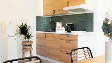 Mini-KĂŒhlschrank, Mikrowelle, Espressomaschine