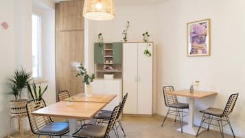 Mini réfrigérateur, micro-ondes, machine à expresso