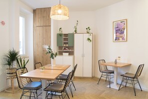 Een minikoelkast, een microgolfoven, een espressoapparaat