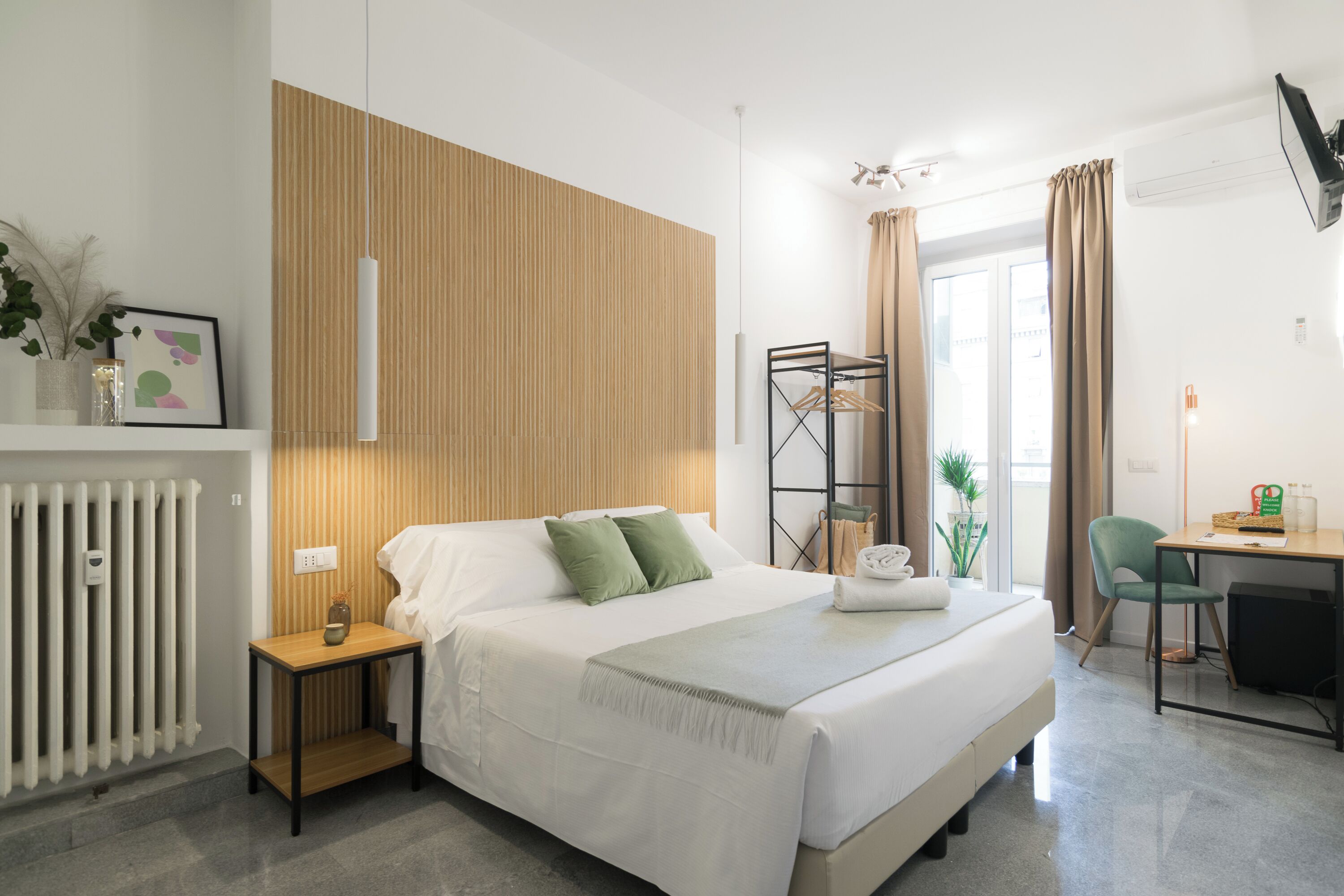 패밀리룸 | 오리/거위털 이불, 책상, 노트북 작업 공간, 다리미/다리미판