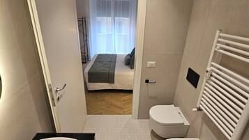 Dobbeltværelse med dobbeltseng eller 2 enkeltsenge - balkon | Badeværelse | Bruser, gratis toiletartikler, hårtørrer, bidet