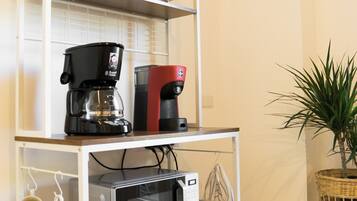 Mini-Kühlschrank, Mikrowelle, Espressomaschine