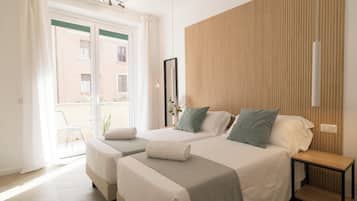 Doppel- oder Zweibettzimmer, Balkon | Daunenbettdecken, Schreibtisch, laptopgeeigneter Arbeitsplatz