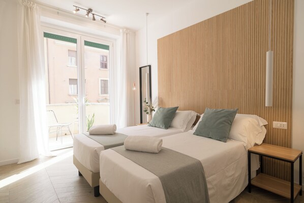 ห้องดับเบิลหรือทวิน, ระเบียง | ผ้านวมขนเป็ด, โต๊ะทำงาน, พื้นที่ทำงานแบบใช้แล็ปท็อป, เตารีด/โต๊ะรีดผ้า