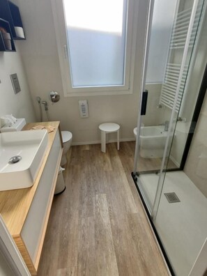 Sèche-cheveux, serviettes fournies