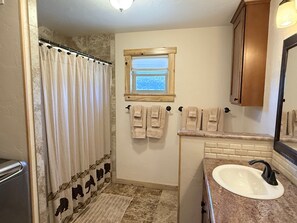 Sèche-cheveux, serviettes fournies, savon, shampoing