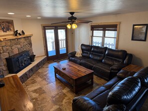 TV, fireplace, table tennis, books - Wharton Wilderness Ranch House (South Fork)