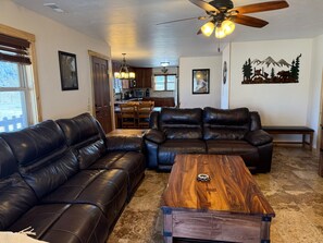 Télévision, cheminée, table de tennis de table, livres