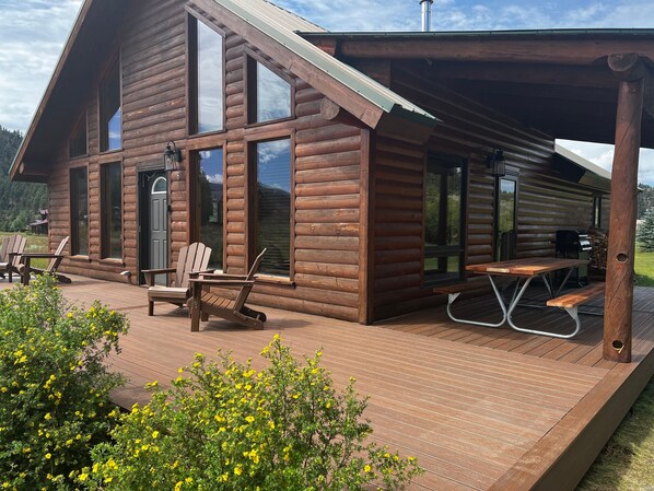 Outdoor dining - Mill Creek Retreat. (South Fork)