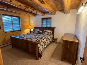 3 habitaciones, tabla de planchar con plancha, wifi y ropa de cama 