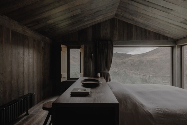 4 bedrooms, desk, iron/ironing board, WiFi