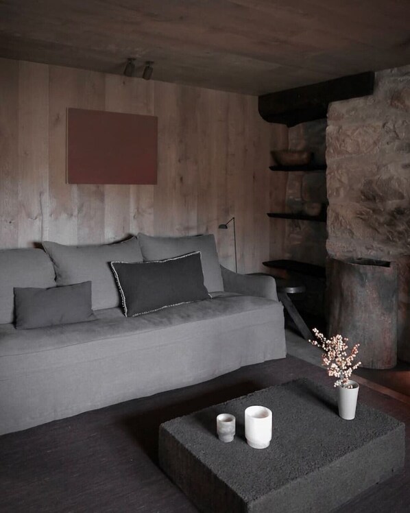 Fireplace - Laggan cottage where art and nature meet (Torbeg)