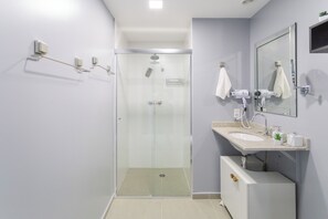 Studio | Badezimmer | Dusche, Handtücher, Seife, Shampoo