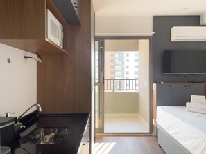 Studio | Private kitchen | Fridge, microwave, cookware/dishes/utensils