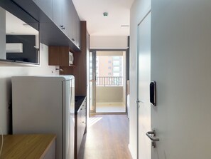 Refrigerador, microondas, placa de cocina, utensilios de cocina