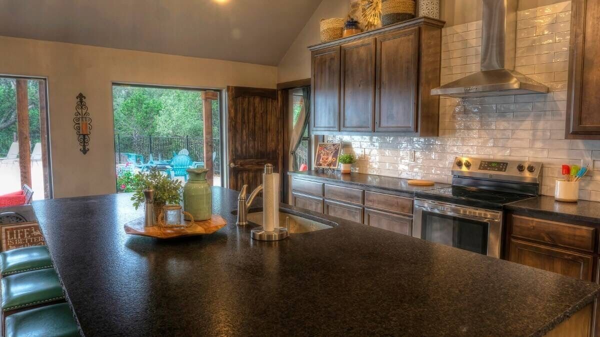 Jääkaappi, mikroaaltouuni, uuni, astianpesukone