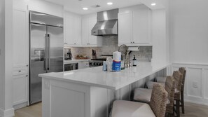 Condo, varias camas, patio, vista al océano (429 S Bridge Ln 107A) | Cocina privada | Refrigerador, microondas, horno y parrilla de estufa 