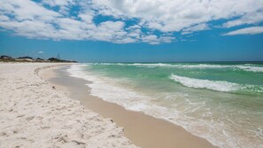 On the beach - Watersound Beach Retreat Pool & Gulf Views + Free Attraction Tickets! (Santa Rosa Beach)
