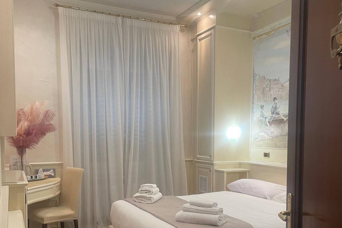 Deluxe Room | In-room safe, laptop workspace, WiFi (free)