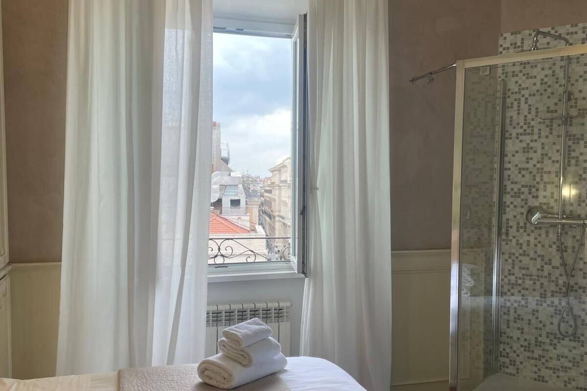 Romantic Room, City View | Bathroom shower
