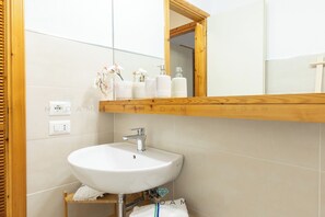 Bidet - ASFODELI 14, COZY AND PRIVATE ONE-BEDROOM APARTMENT IN CUGNANA VERDE (Cugnana Verde)