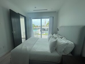 3 bedrooms, iron/ironing board, WiFi, bed sheets - The Seashell Condo (Nassau)